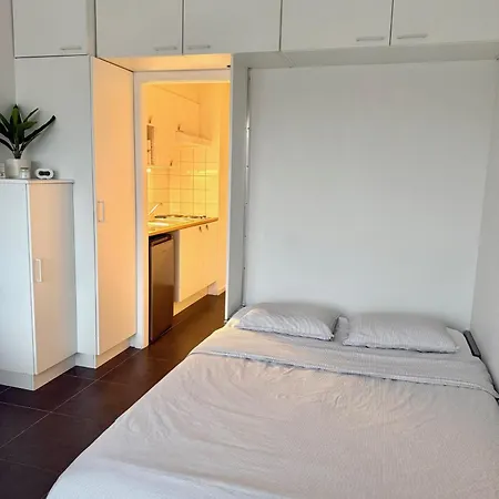 Julia's Seaside Nest דירה